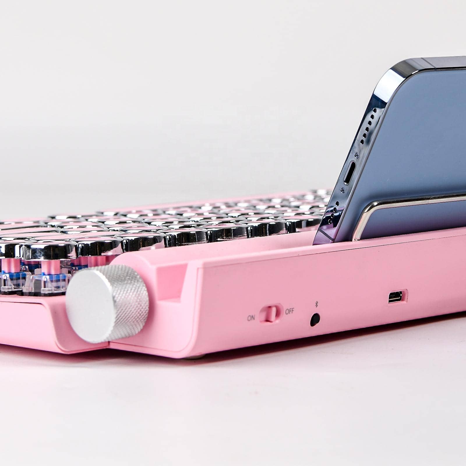 pink-retro-typewriter-keyboard-back