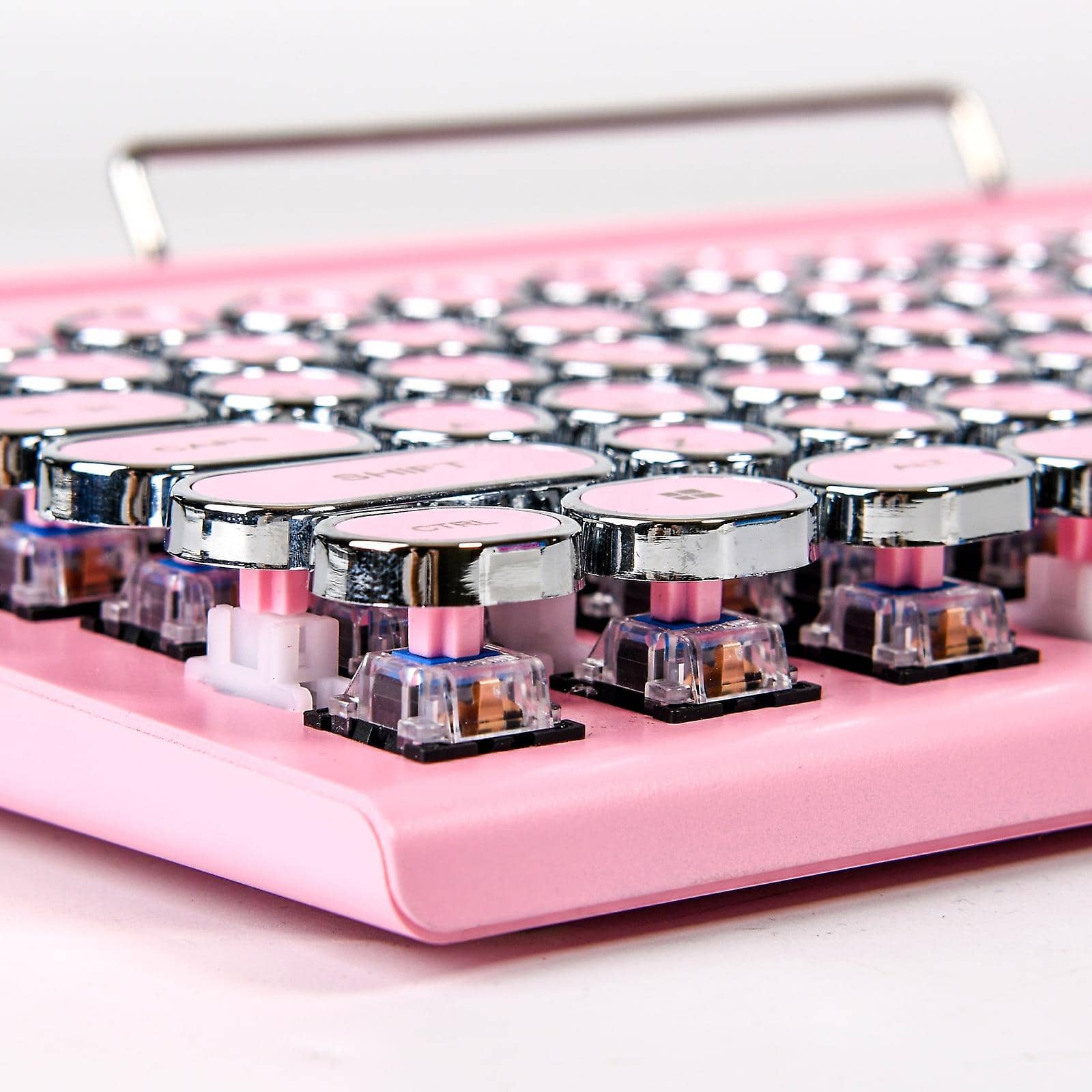pink-retro-typewriter-keyboard-closeup